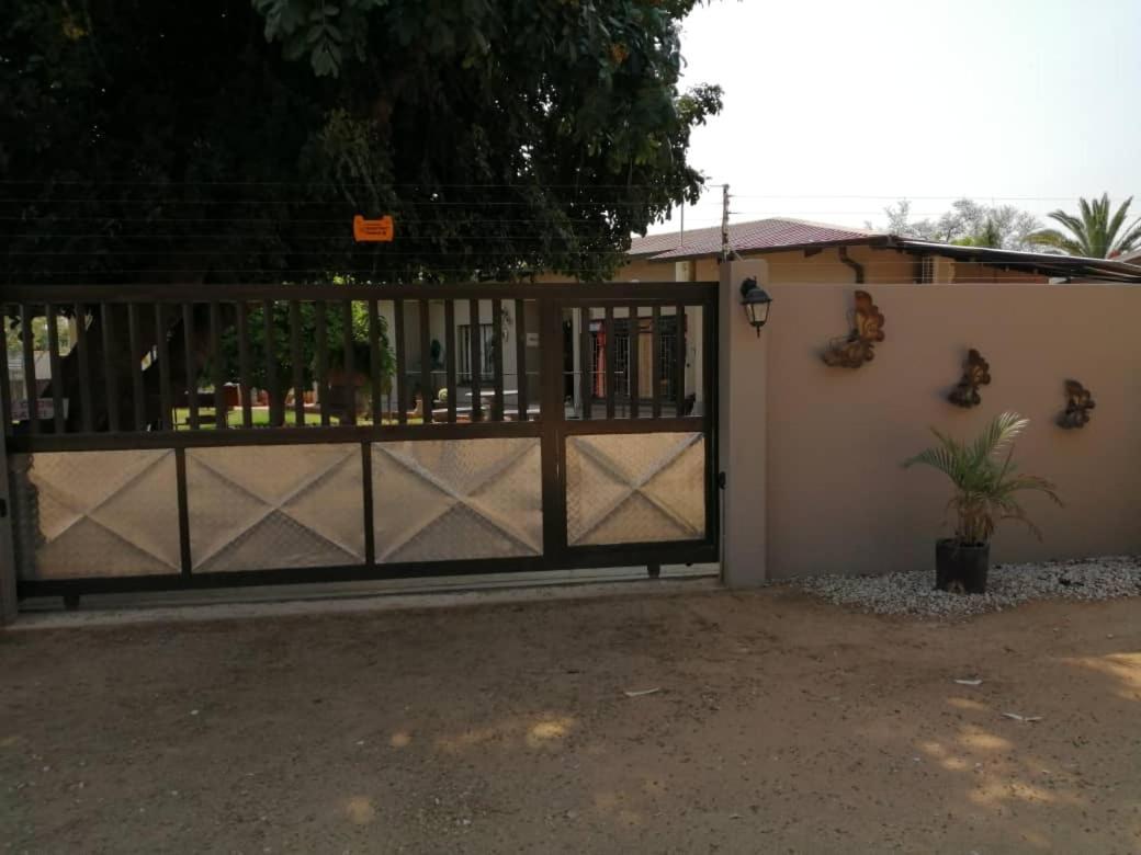 El-Kole Bed And Breakfast Цумеб Экстерьер фото